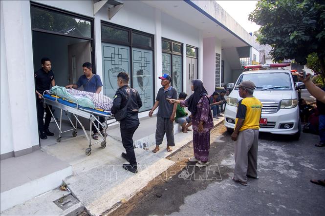 Chuyển thi thể nạn nhân sau vụ tai nạn giao thông ở Tây Java, Indonesia ngày 12/7/2026. Ảnh: THX/TTXVN phát