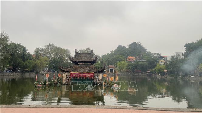 Không gian chùa Thầy và thủy đình biểu diễn rối nước là minh chứng cho sự gắn kết giữa di sản kiến trúc, cảnh quan và di sản văn hóa phi vật thể, góp phần kiến tạo mạng lưới không gian di sản phục vụ phát triển văn hóa, du lịch và cộng đồng. Ảnh: Tuyết Mai - TTXVN 