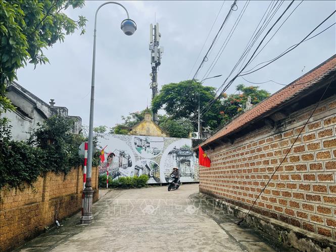 Không gian ngõ xóm tại Làng cổ Đường Lâm (thị xã Sơn Tây, Hà Nội) được bảo tồn, chỉnh trang, góp phần hình thành mạng lưới không gian di sản gắn với phát triển cộng đồng và du lịch văn hóa. Ảnh: Tuyết Mai - TTXVN 