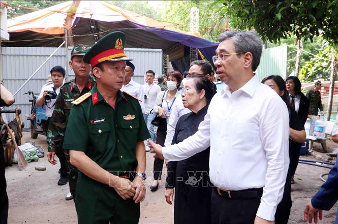 Ông Nguyễn Phước Lộc (phải), Phó Bí thư Thành ủy, Chủ tịch Ủy ban MTTQ Việt Nam Thành phố Hồ Chí Minh, động viên các lực lượng làm nhiệm vụ tìm kiếm, quy tập hài cốt liệt sĩ tại công viên Lê Thị Riêng. Ảnh: Xuân Khu - TTXVN