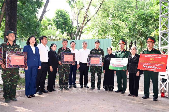 Lãnh đạo Ủy ban MTTQ Việt Nam Thành phố Hồ Chí Minh trao tặng quà động viên các lực lượng làm nhiệm vụ tìm kiếm, quy tập hài cốt liệt sĩ và xác minh danh tính hài cốt liệt sĩ tại công viên Lê Thị Riêng. Ảnh: Xuân Khu - TTXVN