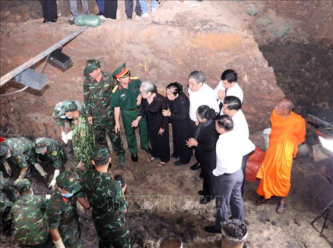 Đại diện Đoàn đại biểu Ủy ban MTTQ Việt Nam Thành phố Hồ Chí Minh thăm và động viên các lực lượng làm nhiệm vụ tại khu vực khai quật hài cốt liệt sĩ. Ảnh: Xuân Khu - TTXVN