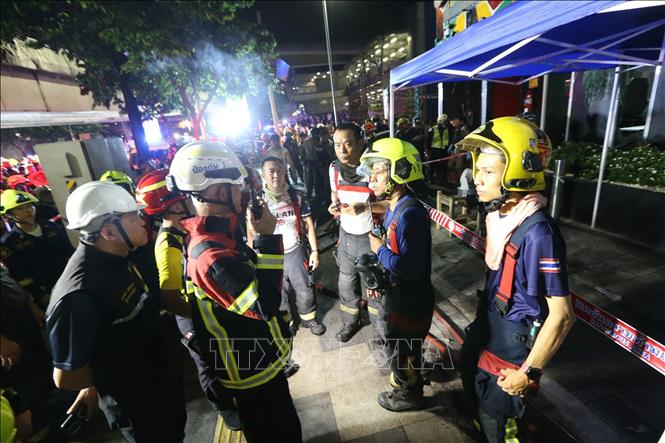 Lực lượng cứu hộ tại hiện trường vụ cháy quán rượu ở Bangkok, Thái Lan ngày 13/7/2026. Ảnh: THX/TTXVN phát