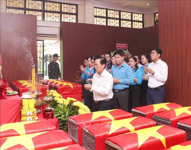 Đại diện các tầng lớp nhân dân Thành phố Hồ Chí Minh dâng hương tại nhà quàn hài cốt các liệt sĩ mới được quy tập. Ảnh: Xuân Khu - TTXVN