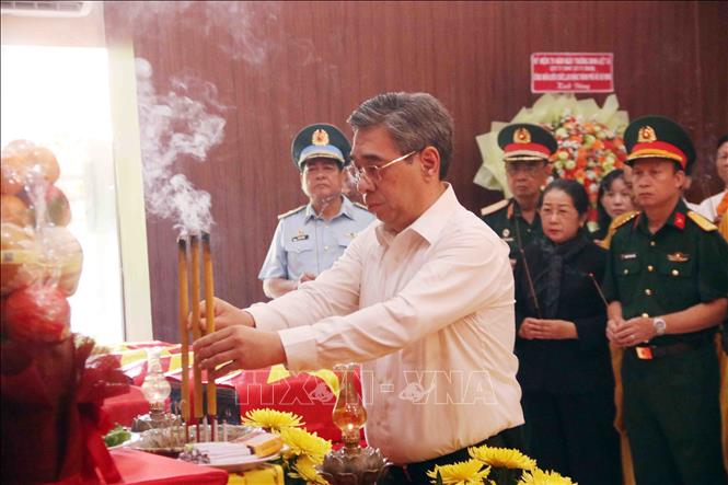 Ông Nguyễn Phước Lộc, Phó Bí thư Thành ủy, Chủ tịch Ủy ban MTTQ Việt Nam Thành phố Hồ Chí Minh dâng hương tại nhà quàn hài cốt các liệt sĩ mới được quy tập. Ảnh: Xuân Khu - TTXVN