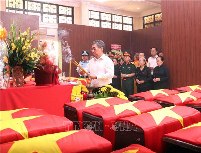 Đoàn đại biểu Ủy ban MTTQ Việt Nam Thành phố Hồ Chí Minh do ông Nguyễn Phước Lộc, Phó Bí thư Thành ủy, Chủ tịch Ủy ban MTTQ Việt Nam Thành phố dâng hương tại nhà quàn hài cốt các liệt sĩ mới được quy tập. Ảnh: Xuân Khu - TTXVN
