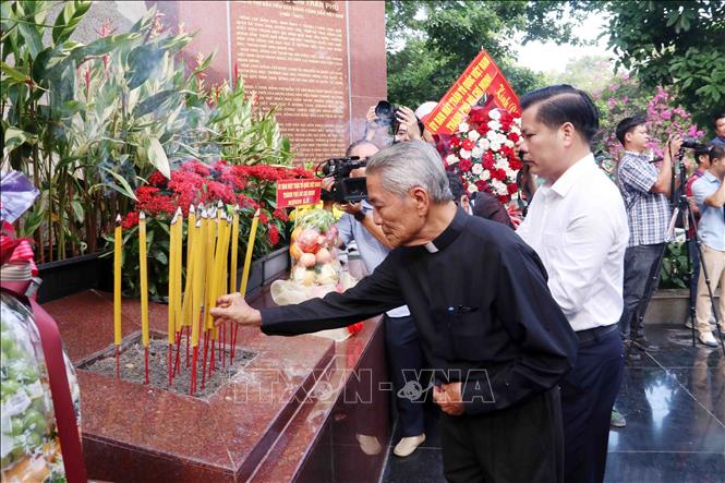 Đại diện các tôn giáo, các tầng lớp nhân dân Thành phố Hồ Chí Minh dâng hương trước Tượng đài cố Tổng Bí thư Trần Phú. Ảnh: Xuân Khu-TTXVN