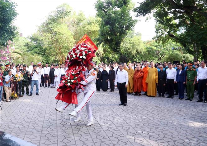 Đoàn đại biểu Ủy ban MTTQ Việt Nam Thành phố Hồ Chí Minh do ông Nguyễn Phước Lộc, Phó Bí thư Thành ủy, Chủ tịch Ủy ban MTTQ Việt Nam Thành phố, đến dâng hoa, dâng hương trước Tượng đài cố Tổng Bí thư Trần Phú. Ảnh: Xuân Khu - TTXVN