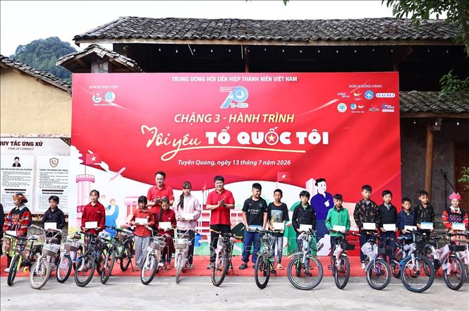 Đồng chí Nguyễn Kim Quy, Bí thư Trung ương Đoàn, Phó Chủ tịch thường trực Trung ương Hội Liên hiệp thanh niên Việt Nam trao các phần quà cho các em học sinh có hoàn cảnh khó khăn. Ảnh: Minh Đức - TTXVN