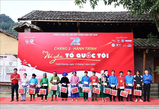 Trao tặng các phần quà cho các gia đình có công với cách mạng. Ảnh: Minh Đức - TTXVN