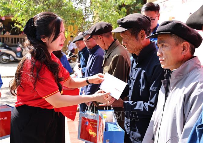 Đồng chí Dương Minh Nguyệt, Ủy viên Ban Thường vụ Trung ương Đoàn, Tỉnh ủy viên, Bí thư tỉnh đoàn, Chủ tịch Hội Liên hiệp thanh niên Việt Nam tỉnh Tuyên Quang trao tặng quà cho cựu chiến binh bảo vệ biên giới. Ảnh: Minh Đức - TTXVN