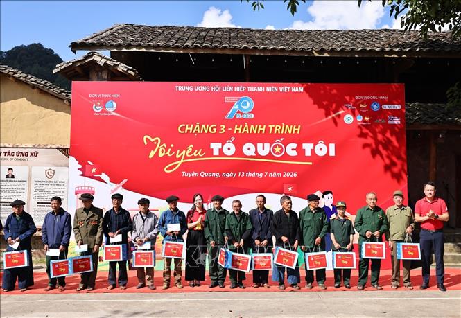Đồng chí Nguyễn Kim Quy, Bí thư Ban Chấp hành Trung ương Đoàn, Phó Chủ tịch thường trực Trung ương Hội Liên hiệp thanh niên Việt Nam trao tặng quà cho cựu chiến binh bảo vệ biên giới. Ảnh: Minh Đức - TTXVN