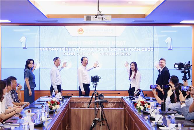 Các đại biểu bấm nút khởi động 