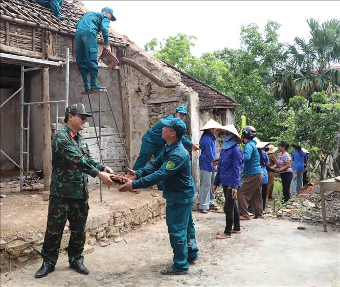 Các lực lượng hỗ trợ xây dựng nhà cho gia đình chị Phạm Thị Nga, xã Yên Mô, tỉnh Ninh Bình, là con đẻ của người hoạt động kháng chiến bị nhiễm chất độc hóa học. Ảnh: Thùy Dung - TTXVN