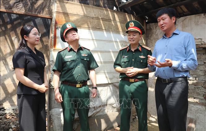 Đoàn công tác kiểm tra tiến độ thực hiện việc xây dựng nhà cho gia đình chị Phạm Thị Nga, xã Yên Mô, tỉnh Ninh Bình, là con đẻ của người hoạt động kháng chiến bị nhiễm chất độc hóa học. Ảnh: Thùy Dung - TTXVN