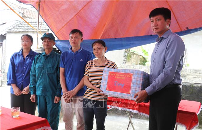 Bí thư Tỉnh ủy Ninh Bình Trần Huy Tuấn tặng quà cho gia đình chị Phạm Thị Nga, xã Yên Mô, tỉnh Ninh Bình, là con đẻ của người hoạt động kháng chiến bị nhiễm chất độc hóa học. Ảnh: Thùy Dung - TTXVN