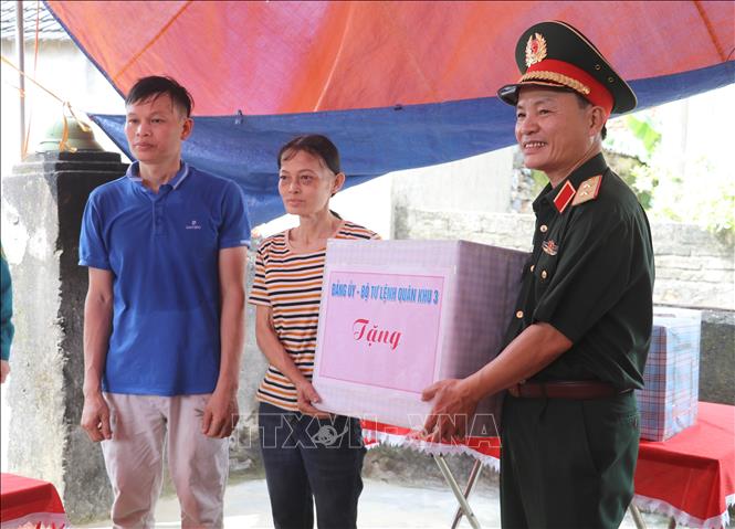 Trung tướng Lương Văn Kiểm, Tư lệnh Quân khu 3, tặng quà cho gia đình chị Phạm Thị Nga, xã Yên Mô, tỉnh Ninh Bình, là con đẻ của người hoạt động kháng chiến bị nhiễm chất độc hóa học. Ảnh: Thùy Dung - TTXVN