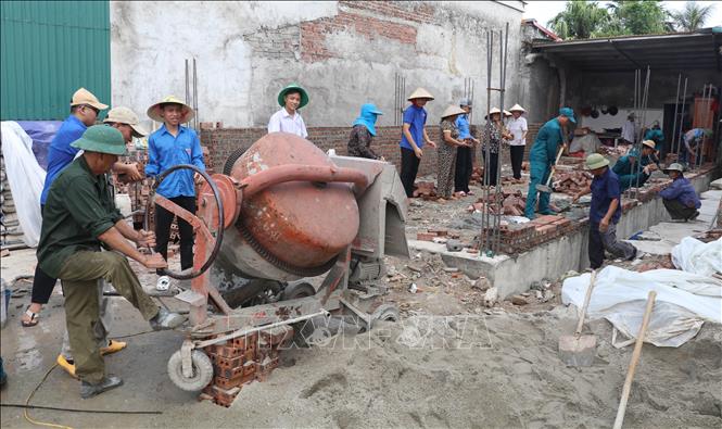 Các lực lượng tham gia hỗ trợ xây dựng nhà cho gia đình anh Nguyễn Đình Hơn, xã Yên Mô, tỉnh Ninh Bình, là con đẻ của người hoạt động kháng chiến bị nhiễm chất độc hóa học. Ảnh: Thùy Dung - TTXVN