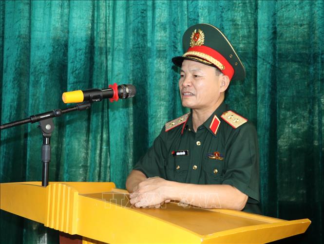 Trung tướng Lương Văn Kiểm, Tư lệnh Quân khu 3, phát biểu tại buổi thăm, tặng quà gia đình anh Nguyễn Đình Hơn, xã Yên Mô, tỉnh Ninh Bình, là con đẻ của người hoạt động kháng chiến bị nhiễm chất độc hóa học. Ảnh: Thùy Dung - TTXVN