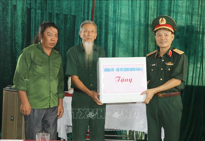 Trung tướng Lương Văn Kiểm, Tư lệnh Quân khu 3, tặng quà gia đình anh Nguyễn Đình Hơn, xã Yên Mô, tỉnh Ninh Bình, là con đẻ của người hoạt động kháng chiến bị nhiễm chất độc hóa học. Ảnh: Thùy Dung - TTXVN