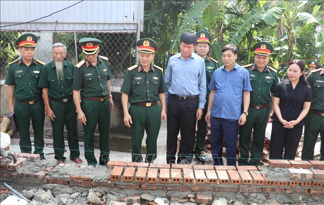 Đoàn công tác kiểm tra tiến độ thực hiện việc xây dựng nhà cho gia đình anh Nguyễn Đình Hơn, xã Yên Mô, tỉnh Ninh Bình, là con đẻ của người hoạt động kháng chiến bị nhiễm chất độc hóa học. Ảnh: Thùy Dung - TTXVN