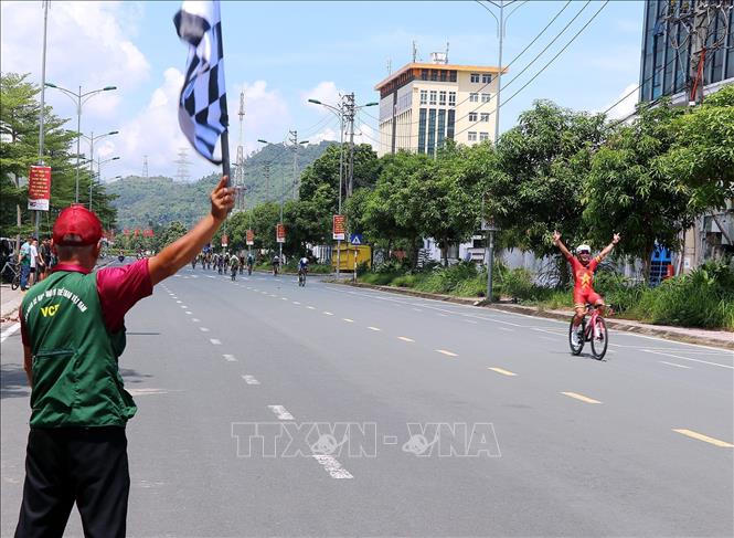 Vận động viên nam U23, cự ly 21km về đích. Ảnh: Thanh Hải - TTXVN 