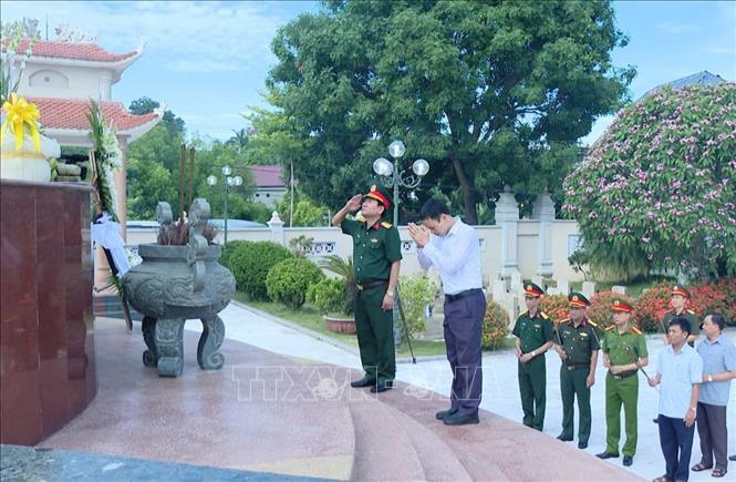 Nghi lễ dâng hoa, dâng hương viếng tại Nghĩa trang liệt sĩ Vĩnh Lộc (Thanh Hóa) trước khi tiến hành tổ chức lấy mẫu. Ảnh: Khiếu Tư - TTXVN