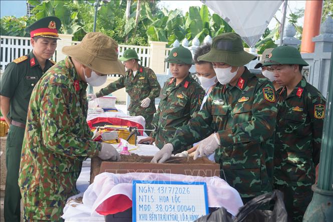 Các cán bộ, chiến sỹ làm nhiệm vụ lấy mẫu luôn tận tụy, cẩn trọng từng khâu tại Nghĩa trang liệt sĩ Hoa Lộc . Ảnh: Khiếu Tư - TTXVN