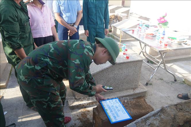 Hoàn thiện hồ sơ, cập nhật thông tin, số hóa dữ liệu các mẫu đã thực hiện tại Nghĩa trang Liệt sĩ Hoa Lộc. Ảnh: Khiếu Tư - TTXVN