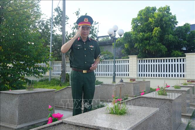Nghi thức dâng hoa, dâng hương tại Nghĩa trang liệt sĩ Hoa Lộc trước khi tiến hành khai quật các phần mộ để lấy mẫu. Ảnh: Khiếu Tư - TTXVN