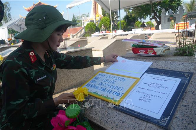 Quy trình số hóa dữ liệu các mẫu được các cán bộ chiến sỹ thực hiện đúng quy trình, kỹ thuật đảm bảo an toàn. Ảnh: Khiếu Tư - TTXVN