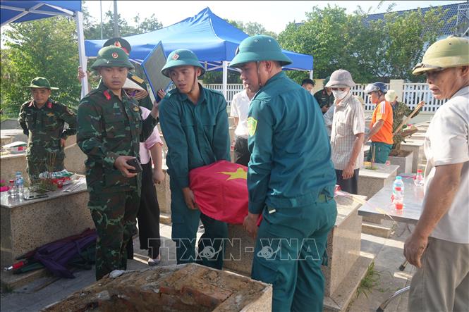 Từ tháng 4/2026 đến nay, Bộ Chỉ huy Quân sự tỉnh Thanh Hóa đã tổ chức khai quật 354 mộ, trong đó có 293 mộ đủ điều kiện lấy mẫu; 61 mộ không đủ điều kiện lấy mẫu. Ảnh: Khiếu Tư - TTXVN