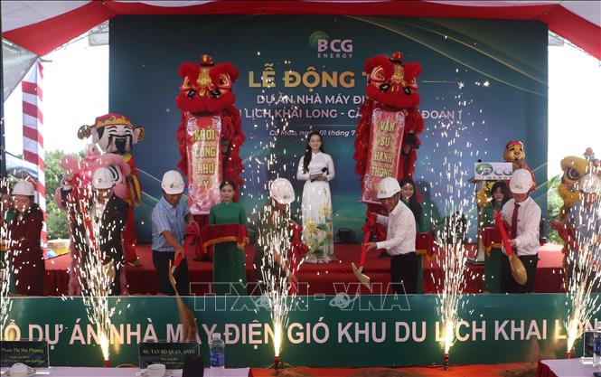 Khởi công dự án điện gió khai Long tại xã Đất Mũi. Ảnh: Tuấn Phi - TTXVN