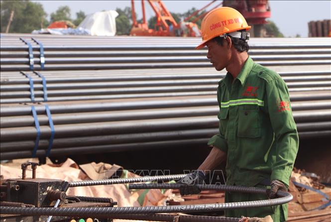 Công nhân thi công cao tốc Cà Mau - Cái Nước. Ảnh: Tuấn Phi - TTXVN