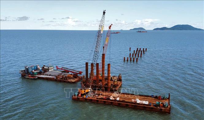 Dự án Đường giao thông ra đảo Hòn Khoai được triển khai xây dựng. Ảnh: Tuấn Phi - TTXVN