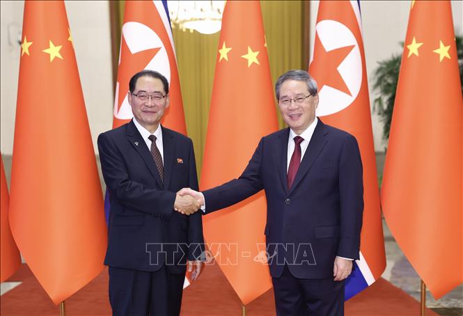 Thủ tướng Triều Tiên Pak Thae Song (trái) và Thủ tướng Trung Quốc Lý Cường tại cuộc gặp ở Bắc Kinh ngày 11/7/2026. Ảnh: THX/TTXVN phát