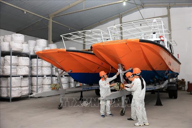 Công chức Chi cục Dự trữ Nhà nước khu vực III kiểm tra, theo dõi chặt chẽ diễn biến chất lượng ca nô nhằm kịp thời phát hiện và xử lý các yếu tố phát sinh có thể ảnh hưởng đến chất lượng hàng dự trữ. Ảnh: Phạm Hậu - TTXVN