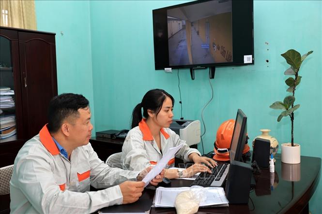 Công chức Chi cục Dự trữ Nhà nước khu vực III kiểm kho hàng dự trữ. Ảnh: Phạm Hậu - TTXVN