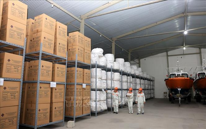 Công chức Chi cục Dự trữ Nhà nước khu vực III kiểm tra, theo dõi chặt chẽ diễn biến chất lượng hàng hóa nhằm kịp thời phát hiện và xử lý các yếu tố phát sinh có thể ảnh hưởng đến chất lượng hàng dự trữ. Ảnh: Phạm Hậu - TTXVN