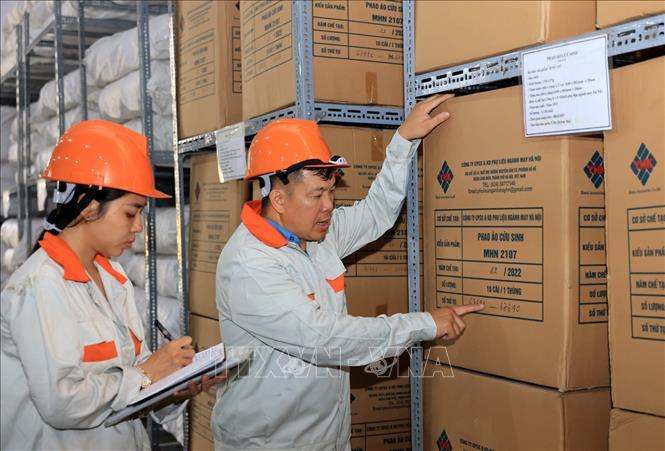 Công chức Chi cục Dự trữ Nhà nước khu vực III kiểm tra, theo dõi chặt chẽ diễn biến chất lượng áo phao nhằm kịp thời phát hiện và xử lý các yếu tố phát sinh có thể ảnh hưởng đến chất lượng hàng dự trữ. Ảnh: Phạm Hậu - TTXVN