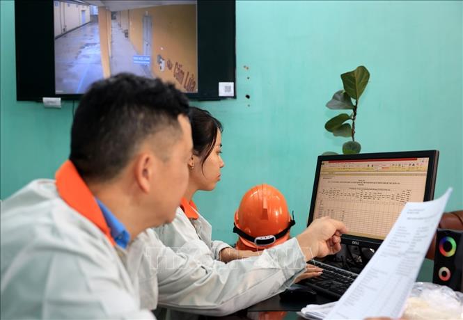 Công chức Chi cục Dự trữ Nhà nước khu vực III kiểm kho hàng dự trữ. Ảnh: Phạm Hậu - TTXVN