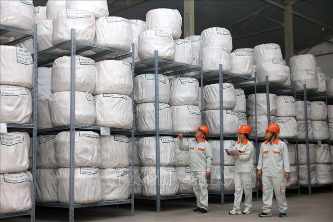 Công chức Chi cục Dự trữ Nhà nước khu vực III kiểm tra, theo dõi chặt chẽ diễn biến chất lượng hàng hóa nhằm kịp thời phát hiện và xử lý các yếu tố phát sinh có thể ảnh hưởng đến chất lượng hàng dự trữ. Ảnh: Phạm Hậu - TTXVN