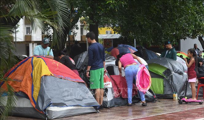 Người dân bị mất nhà sau động đất sống tạm trong các lều trại tại Caracas, Venezuela. Ảnh: THX/TTXVN phát