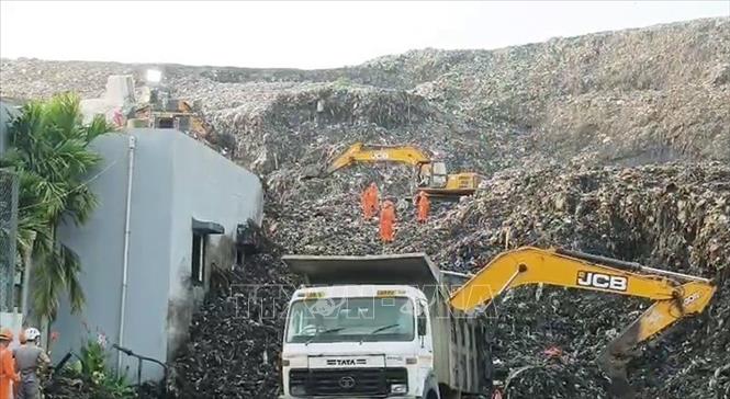 Hiện trường vụ sạt lở tại nhà máy điện rác ở ngoại ô thành phố Pune, miền Tây Ấn Độ. Ảnh: ANI/TTXVN phát