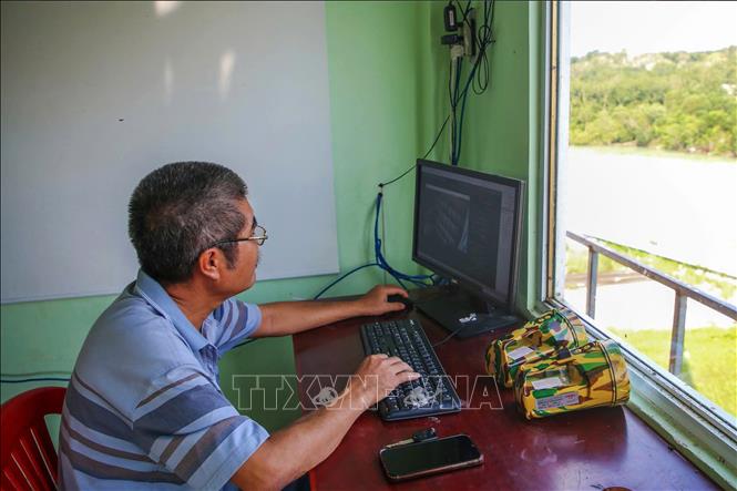 Vận hành, giám sát tràn xả lũ hồ Dầu Tiếng bằng hệ thống công nghệ thông tin kết hợp camera giám sát hiện đại, góp phần nâng cao năng lực theo dõi, điều hành và bảo đảm vận hành công trình an toàn trong mùa mưa lũ. Ảnh: Giang Phương - TTXVN