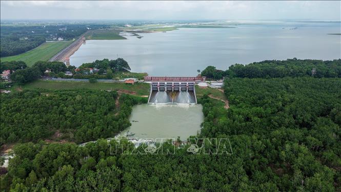 Hồ Dầu Tiếng là công trình thủy lợi đặc biệt quan trọng, giữ vai trò bảo đảm an ninh nguồn nước, phòng chống thiên tai và phát triển kinh tế - xã hội khu vực Đông Nam Bộ. Ảnh: Giang Phương – TTXVN