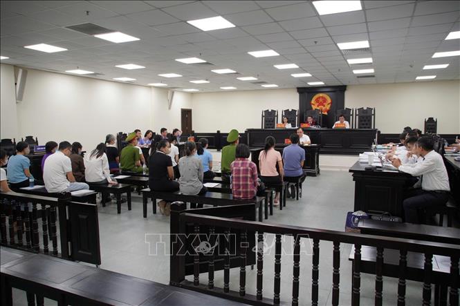 Hội đồng xét xử điều hành phiên tranh luận. Ảnh: Kim Anh - TTXVN