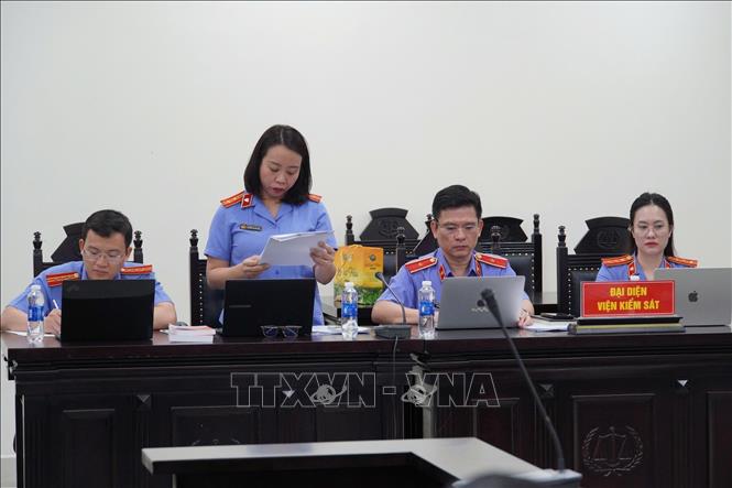 Đại diện Viện Kiểm sát công bố bản luận tội. Ảnh: Kim Anh - TTXVN