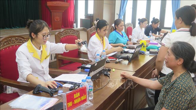 Các hoạt động phục vụ công tác lấy mẫu ADN thân nhân liệt sĩ được triển khai nghiêm túc, đúng quy trình. Ảnh: Hương Thu - TTXVN                                 