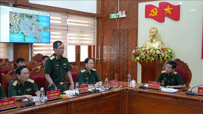 Các đại biểu nêu ý kiến tại buổi làm việc. Ảnh: Dư Toán - TTXVN
